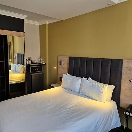 Manhattan Hotel Pretoria Bagian luar foto