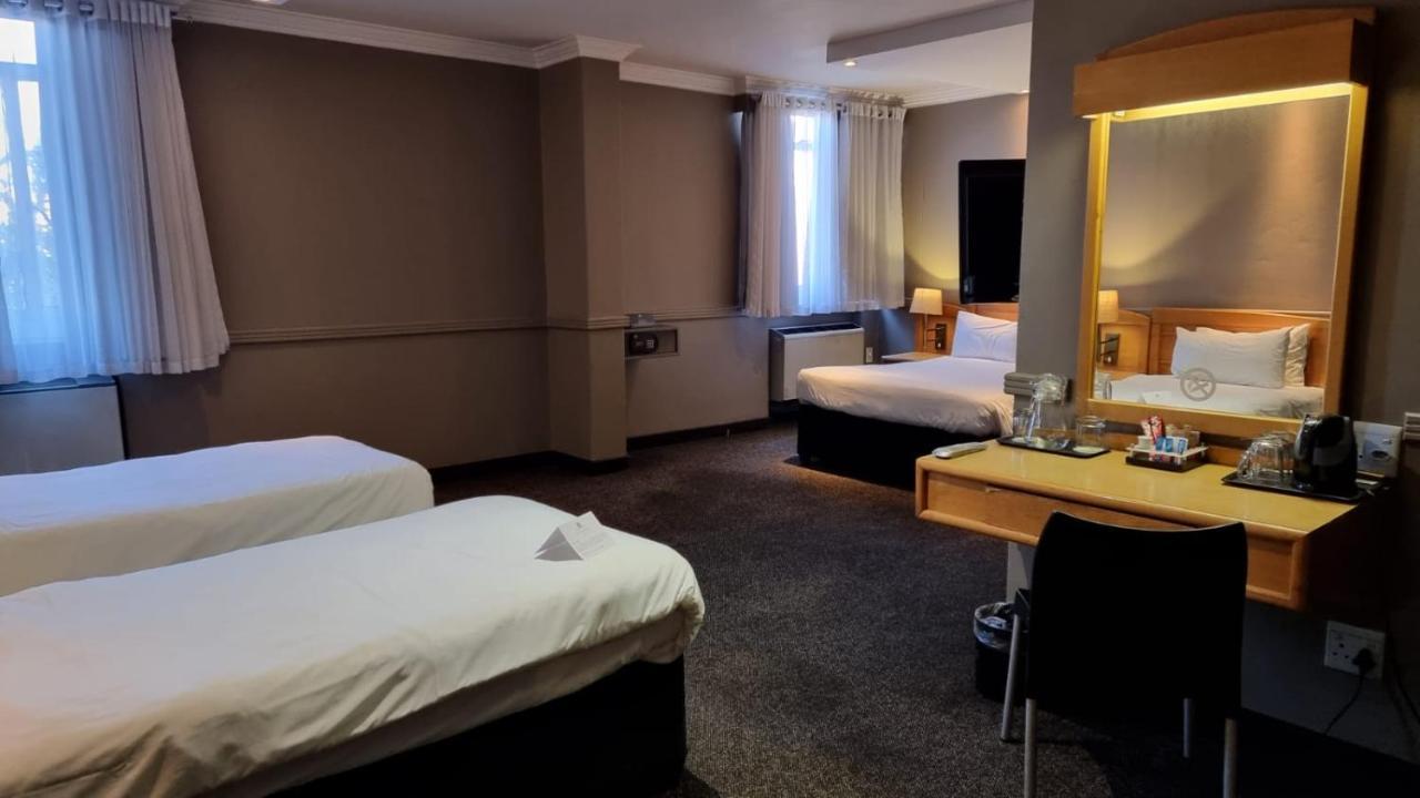 Manhattan Hotel Pretoria Bagian luar foto