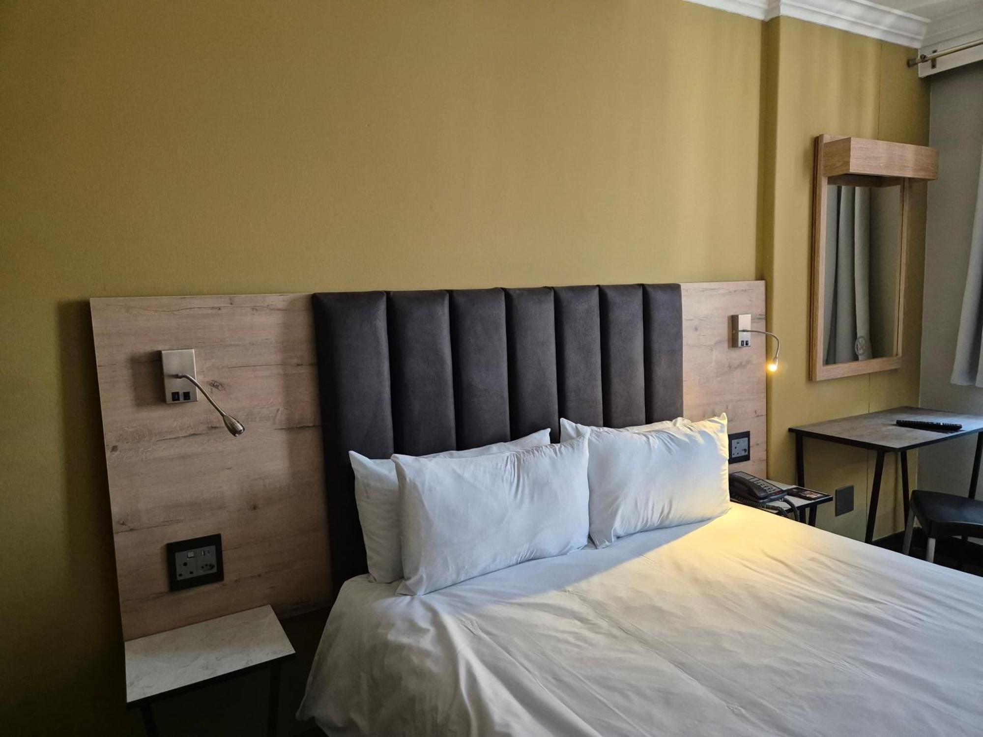 Manhattan Hotel Pretoria Bagian luar foto