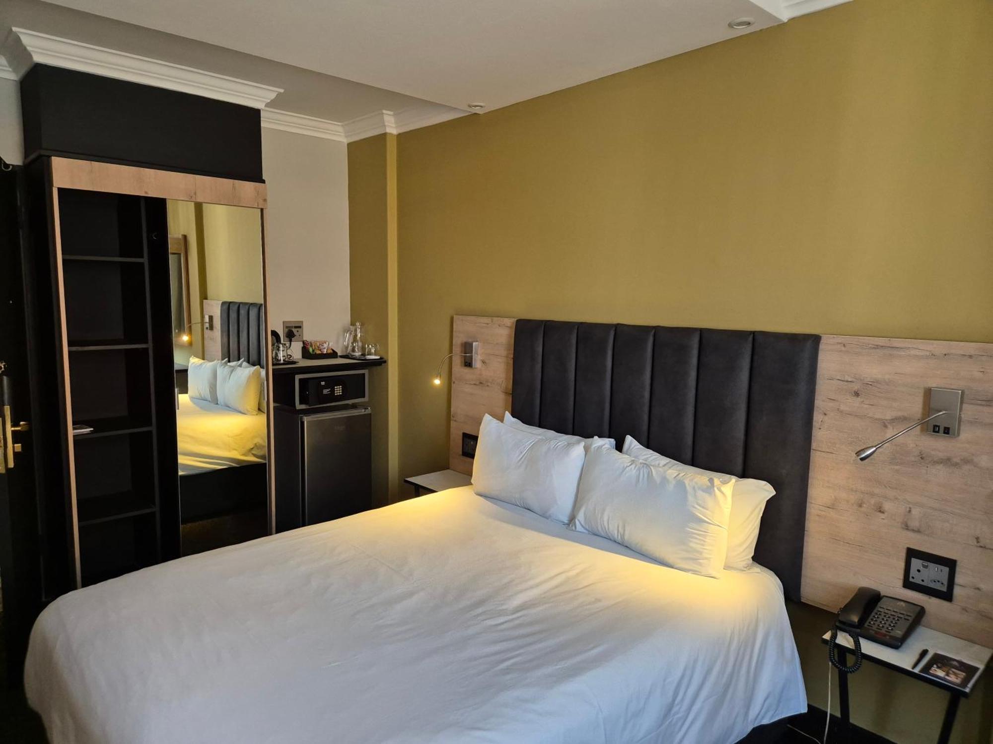 Manhattan Hotel Pretoria Bagian luar foto